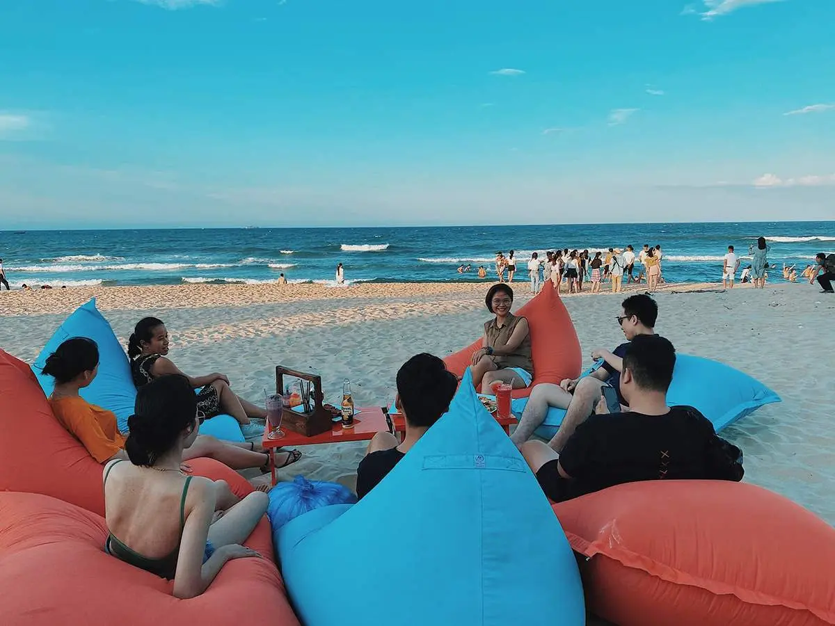 Buffalo Beach Bar Quảng B&igrave;nh với kh&ocirc;ng gian cực chill tr&ecirc;n b&atilde;i biển Nhật Lệ 2