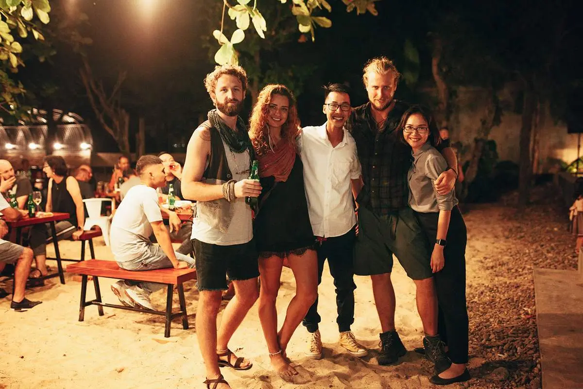 Buffalo Beach Bar Quảng B&igrave;nh với kh&ocirc;ng gian cực chill tr&ecirc;n b&atilde;i biển Nhật Lệ 4
