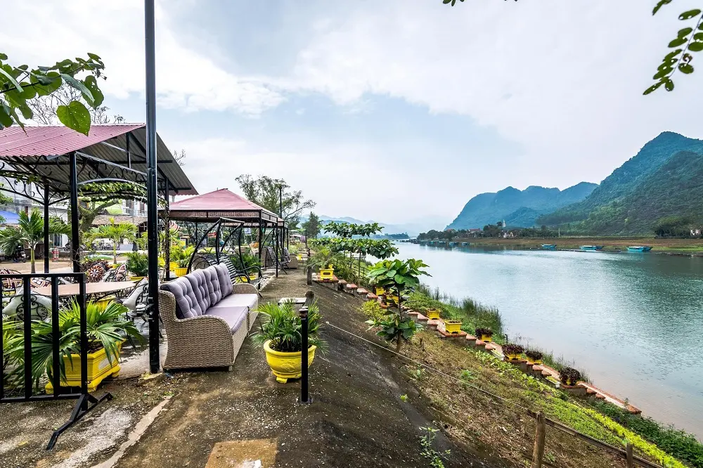Gh&eacute; thăm The Villas Restaurant Quảng B&igrave;nh c&ugrave;ng hội bạn th&acirc;n 6