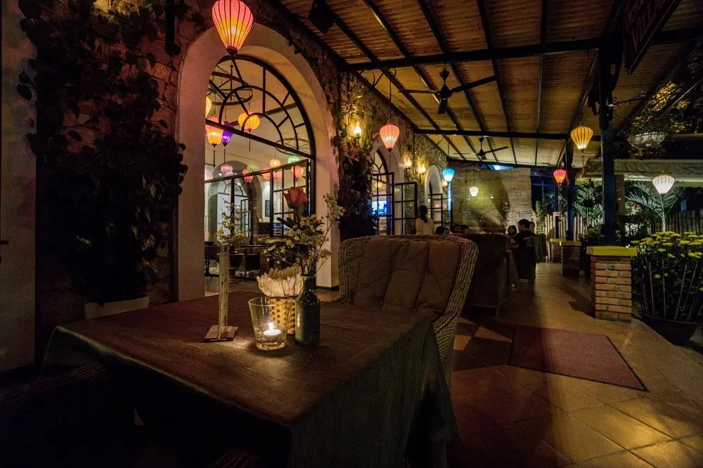 Gh&eacute; thăm The Villas Restaurant Quảng B&igrave;nh c&ugrave;ng hội bạn th&acirc;n 2