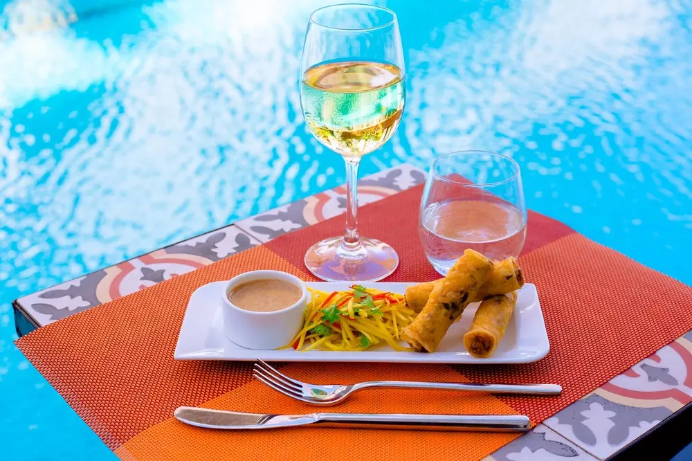 Gh&eacute; thăm The Villas Restaurant Quảng B&igrave;nh c&ugrave;ng hội bạn th&acirc;n 4