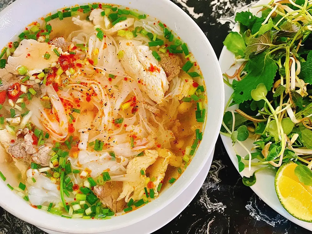 Gh&eacute; thăm The Villas Restaurant Quảng B&igrave;nh c&ugrave;ng hội bạn th&acirc;n 11