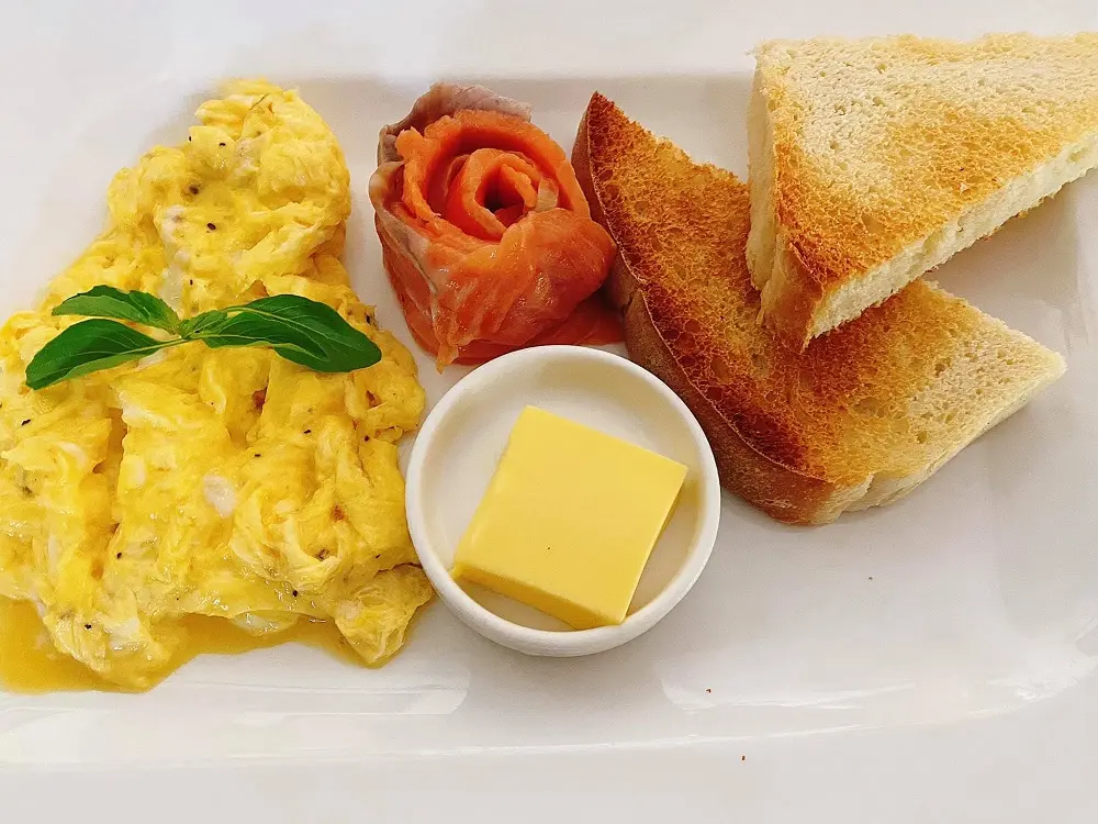 Gh&eacute; thăm The Villas Restaurant Quảng B&igrave;nh c&ugrave;ng hội bạn th&acirc;n 9