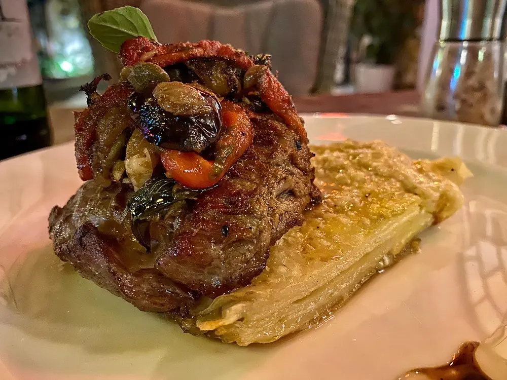 Gh&eacute; thăm The Villas Restaurant Quảng B&igrave;nh c&ugrave;ng hội bạn th&acirc;n 7
