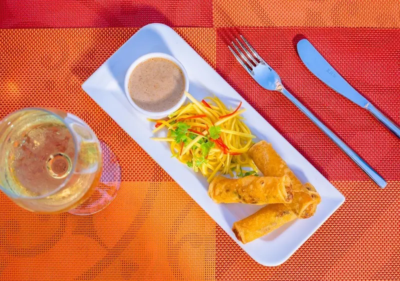 Ghé thăm The Villas Restaurant Quảng Bình cùng hội bạn thân