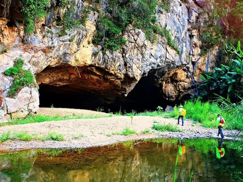 Trekking Hang &Eacute;n: H&agrave;nh tr&igrave;nh xuy&ecirc;n rừng, cắm trại giữa l&ograve;ng hang động 2