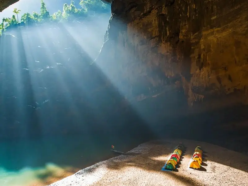 Trekking Hang &Eacute;n: H&agrave;nh tr&igrave;nh xuy&ecirc;n rừng, cắm trại giữa l&ograve;ng hang động 7