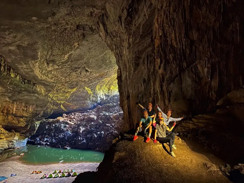 Trekking Hang &Eacute;n: H&agrave;nh tr&igrave;nh xuy&ecirc;n rừng, cắm trại giữa l&ograve;ng hang động 6