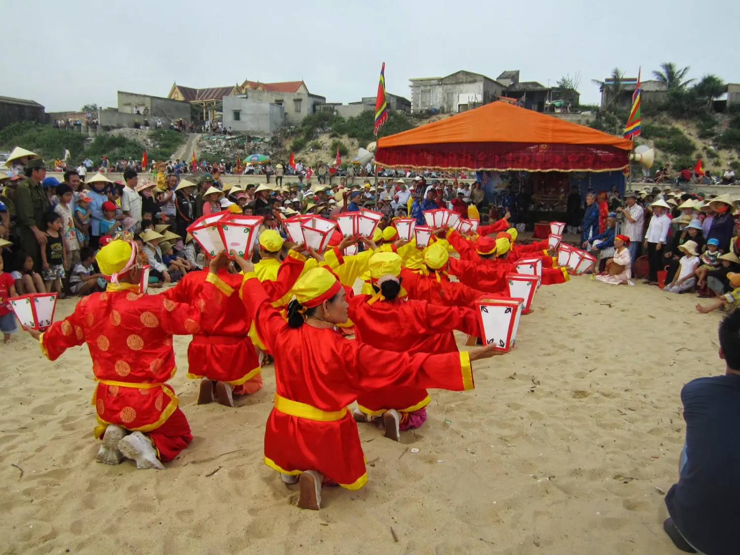 Hòa cùng Lễ hội chèo cạn, múa bông Quảng Bình rộn ràng, náo nhiệt 4