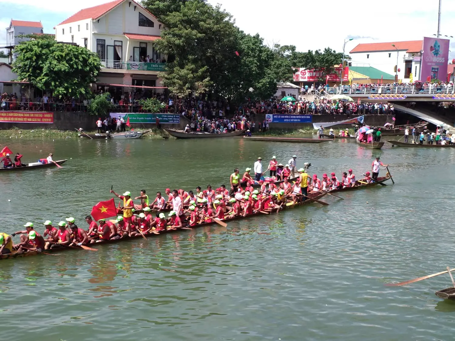 Lễ hội đua thuyền truyền thống Quảng B&igrave;nh, n&eacute;t văn h&oacute;a miền s&ocirc;ng nước Lệ Thủy 10