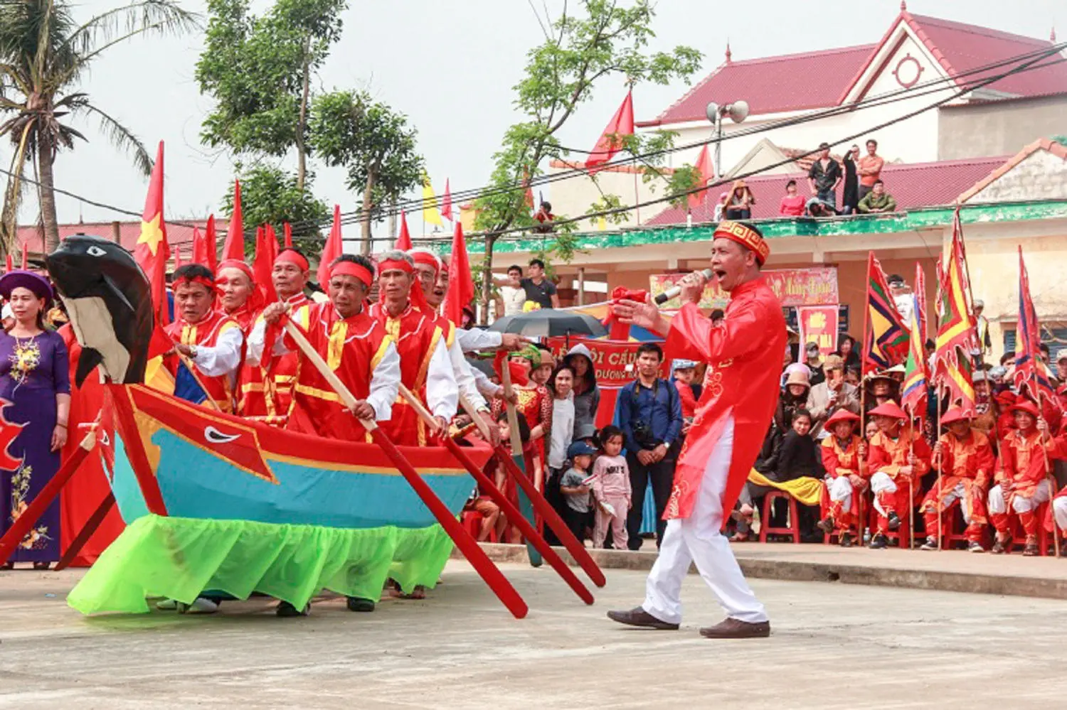 Hòa cùng Lễ hội chèo cạn, múa bông Quảng Bình rộn ràng, náo nhiệt