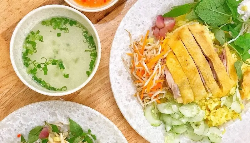 10 qu&aacute;n cơm g&agrave; Quy Nhơn ngon nức tiếng thu h&uacute;t thực kh&aacute;ch 2