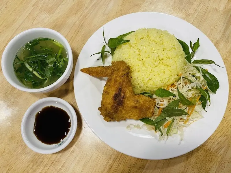 10 qu&aacute;n cơm g&agrave; Quy Nhơn ngon nức tiếng thu h&uacute;t thực kh&aacute;ch 8