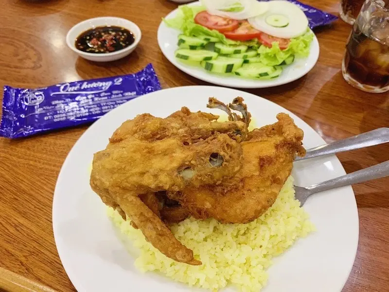 10 qu&aacute;n cơm g&agrave; Quy Nhơn ngon nức tiếng thu h&uacute;t thực kh&aacute;ch 7