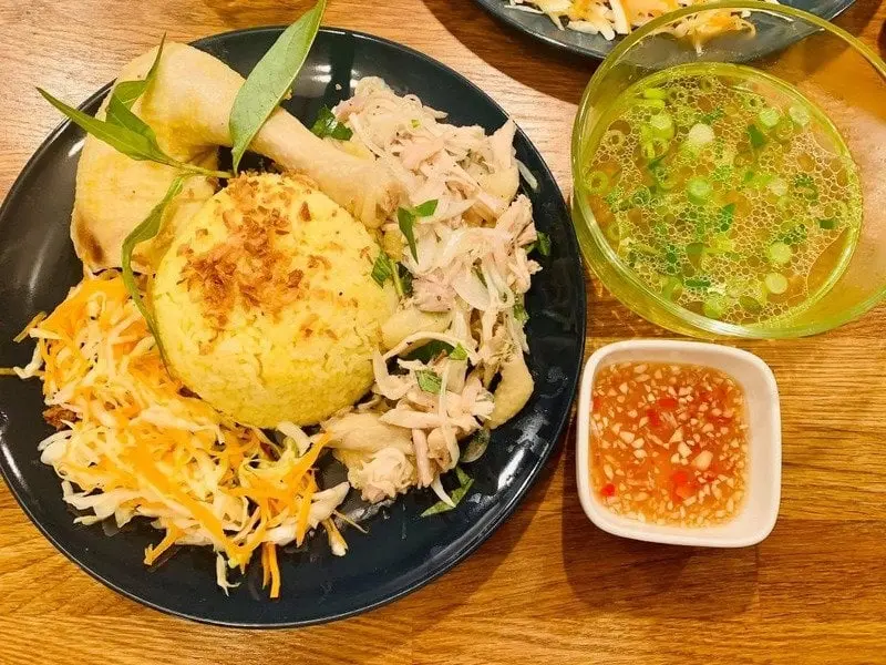 10 qu&aacute;n cơm g&agrave; Quy Nhơn ngon nức tiếng thu h&uacute;t thực kh&aacute;ch 5