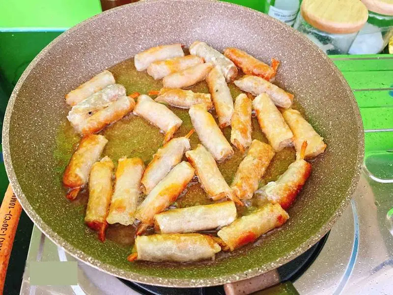 Thưởng thức m&oacute;n chả ram t&ocirc;m đất B&igrave;nh Định trứ danh đất v&otilde; 6