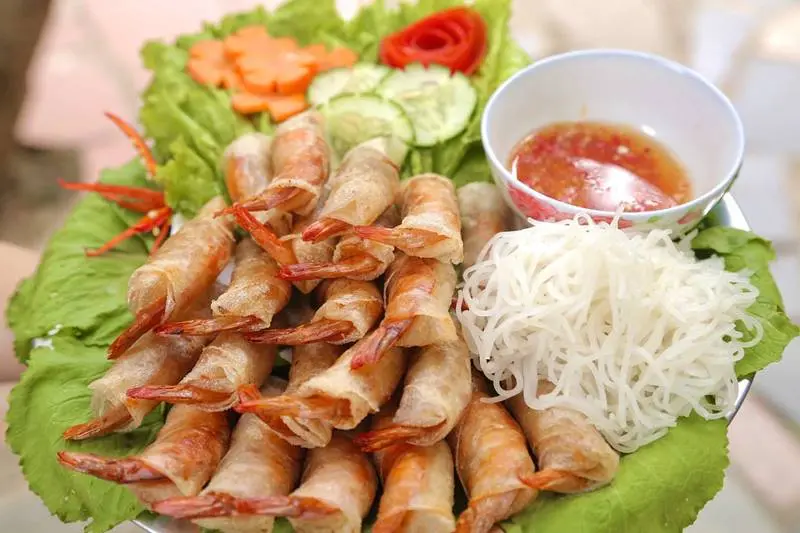 Thưởng thức m&oacute;n chả ram t&ocirc;m đất B&igrave;nh Định trứ danh đất v&otilde; 2