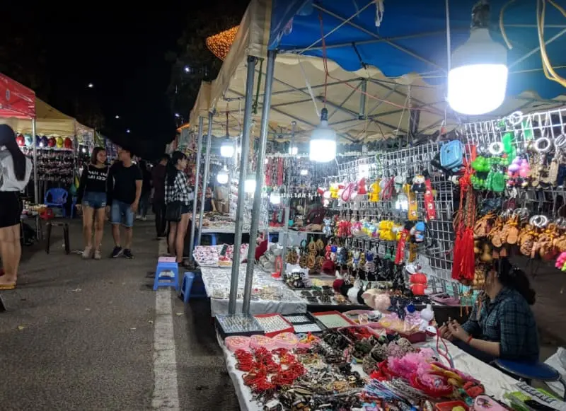 Kh&aacute;m ph&aacute; Chợ đ&ecirc;m Quy Nhơn, điểm vui chơi, mua sắm đặc biệt tại B&igrave;nh Định 5