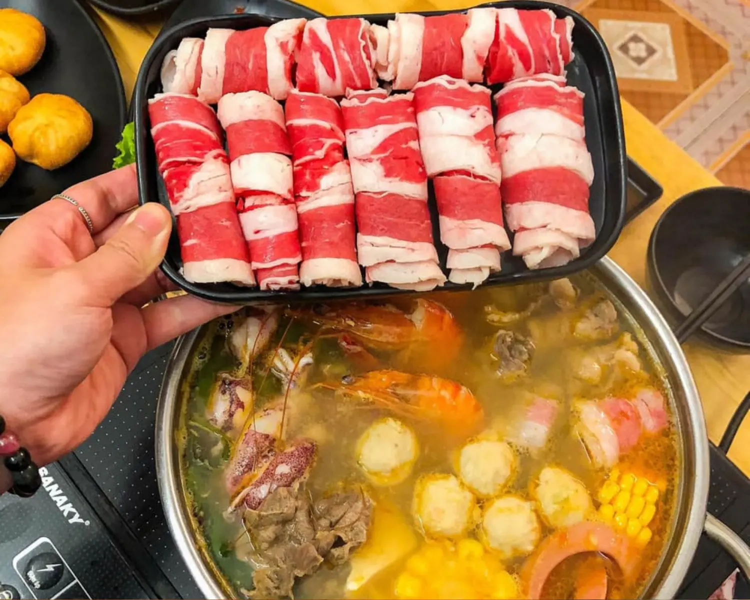 Fin House Sapa Restaurant - Xu&yacute;t xoa trước nh&agrave; h&agrave;ng Buffet Lẩu gi&aacute; y&ecirc;u thương 11