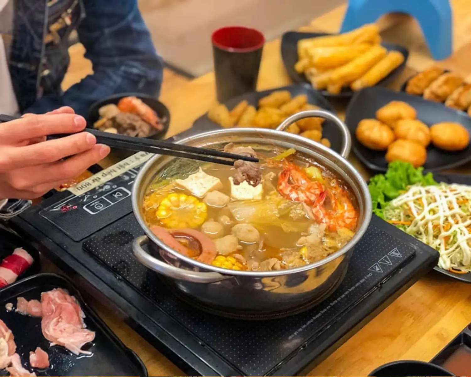 Fin House Sapa Restaurant - Xu&yacute;t xoa trước nh&agrave; h&agrave;ng Buffet Lẩu gi&aacute; y&ecirc;u thương 10