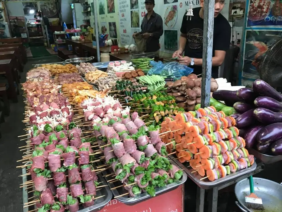 Xi&ecirc;n nướng Hoa Tr&agrave; Qu&aacute;n Sapa - Qu&aacute;n ăn d&agrave;nh cho những ng&agrave;y kh&ocirc;ng biết ăn g&igrave; khi đến Sapa 2