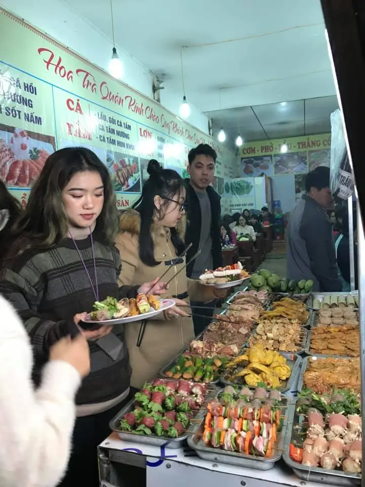 Xi&ecirc;n nướng Hoa Tr&agrave; Qu&aacute;n Sapa - Qu&aacute;n ăn d&agrave;nh cho những ng&agrave;y kh&ocirc;ng biết ăn g&igrave; khi đến Sapa 4