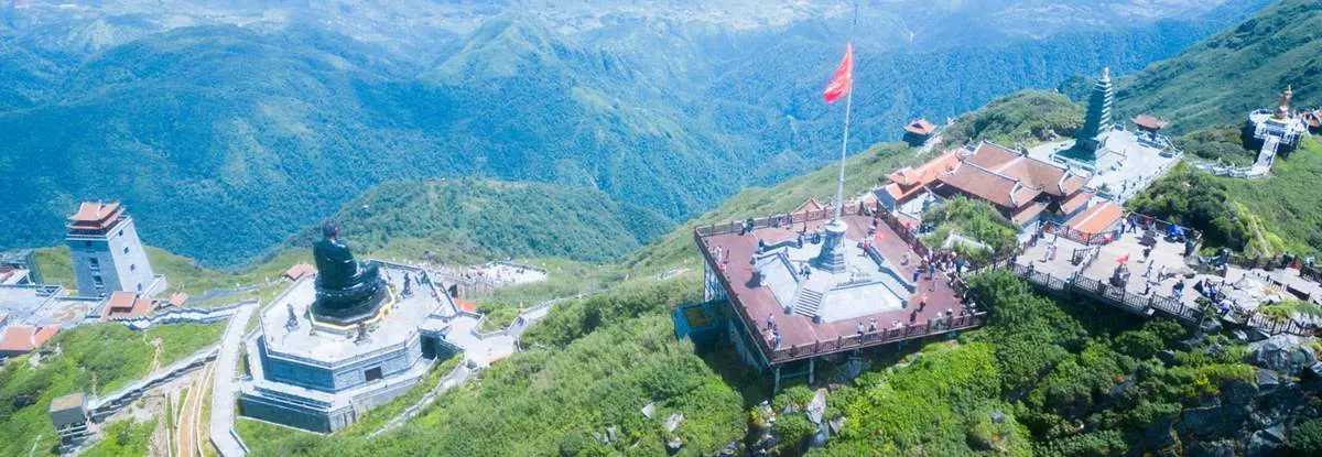 Chinh phục đỉnh Fansipan ngày không mây có gì thú vị