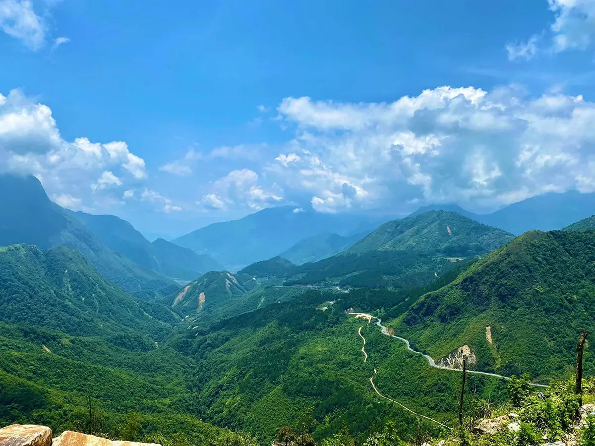 9x Đặng Th&ugrave;y Linh c&ugrave;ng ng&agrave;y nắng ch&oacute;i chang tr&ecirc;n đ&egrave;o &Ocirc; Quy Hồ 2