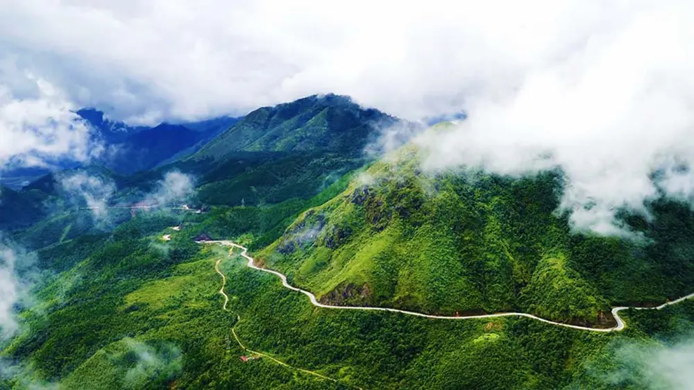 9x Đặng Th&ugrave;y Linh c&ugrave;ng ng&agrave;y nắng ch&oacute;i chang tr&ecirc;n đ&egrave;o &Ocirc; Quy Hồ 6