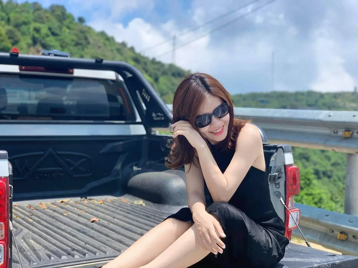 9x Đặng Th&ugrave;y Linh c&ugrave;ng ng&agrave;y nắng ch&oacute;i chang tr&ecirc;n đ&egrave;o &Ocirc; Quy Hồ 8