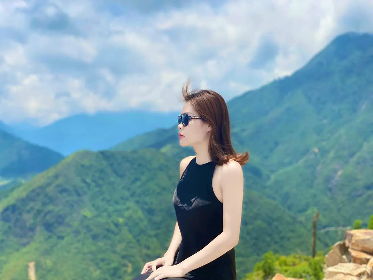 9x Đặng Th&ugrave;y Linh c&ugrave;ng ng&agrave;y nắng ch&oacute;i chang tr&ecirc;n đ&egrave;o &Ocirc; Quy Hồ 7
