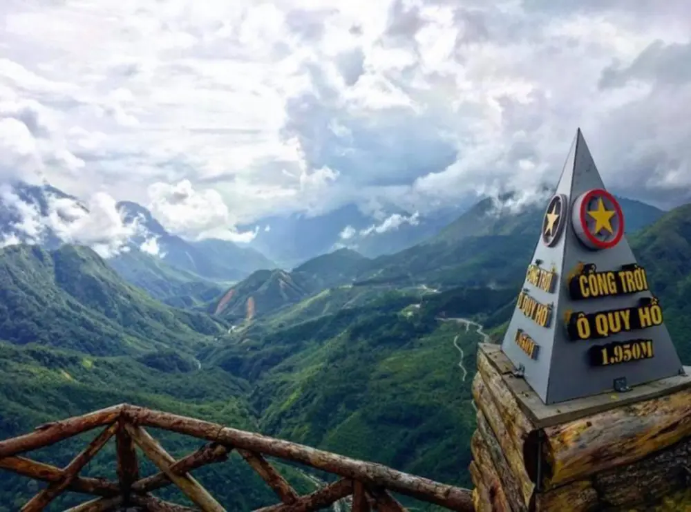 9x Đặng Th&ugrave;y Linh c&ugrave;ng ng&agrave;y nắng ch&oacute;i chang tr&ecirc;n đ&egrave;o &Ocirc; Quy Hồ 12