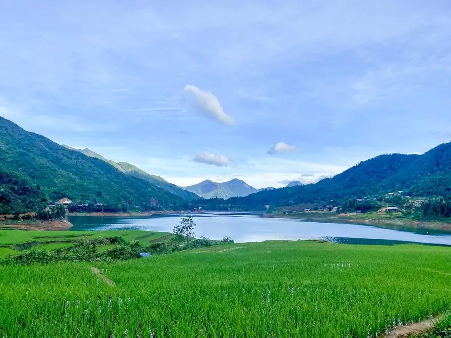 Hồ nước nh&acirc;n tạo S&eacute;o M&yacute; Tỷ, kh&ocirc;ng gian trong l&agrave;nh cực gần Sapa 2
