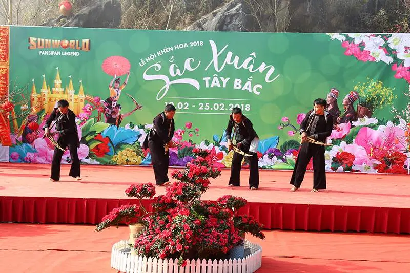Lễ hội kh&egrave;n hoa v&agrave; Mở cổng trời Fansipan - Kh&aacute;m ph&aacute; lễ hội miền n&uacute;i T&acirc;y Bắc kỳ vĩ 5
