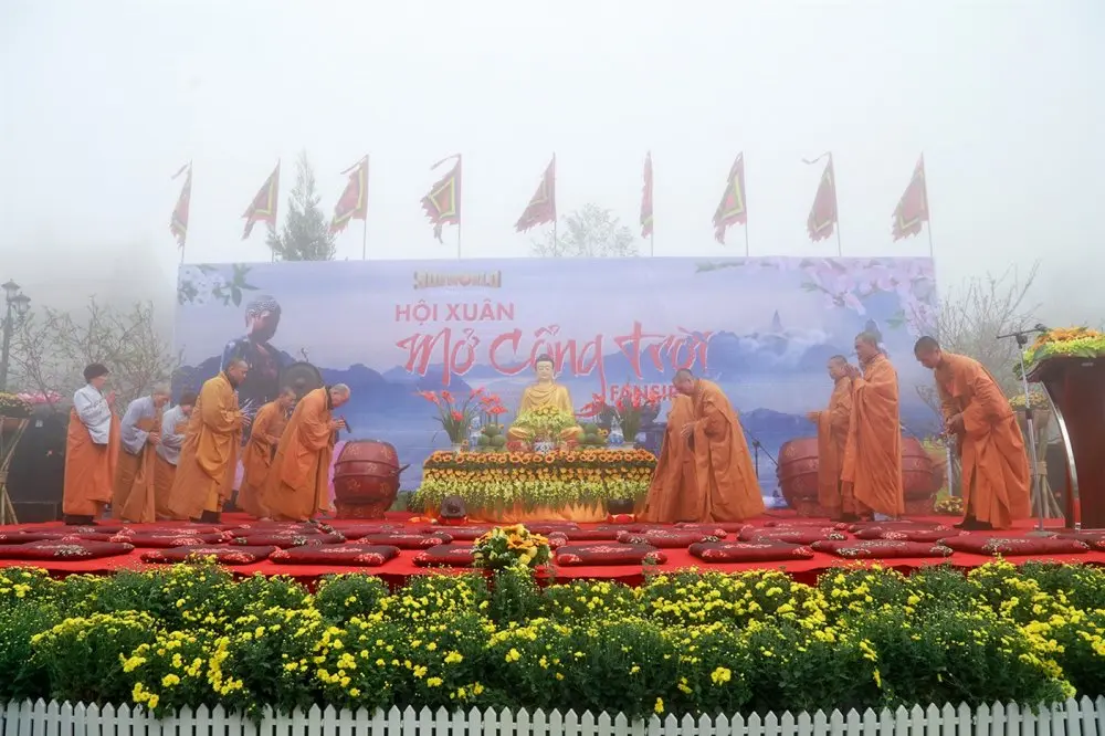 Lễ hội kh&egrave;n hoa v&agrave; Mở cổng trời Fansipan - Kh&aacute;m ph&aacute; lễ hội miền n&uacute;i T&acirc;y Bắc kỳ vĩ 11