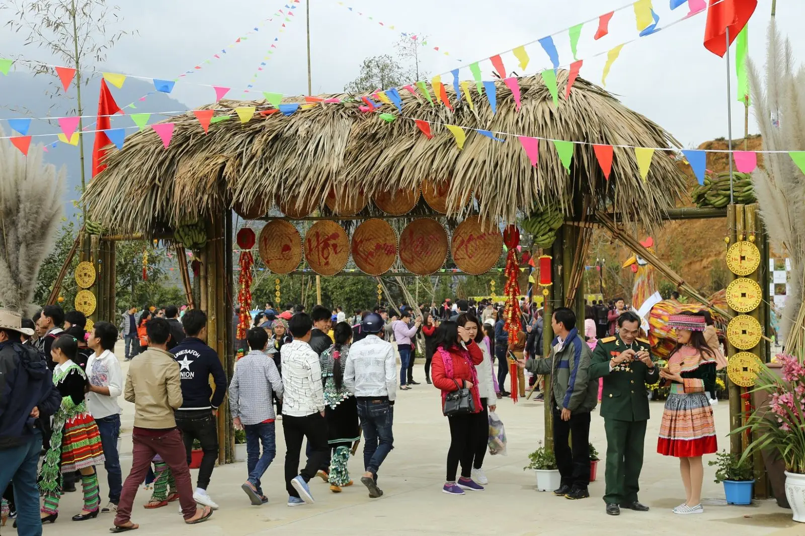 Lễ hội kh&egrave;n hoa v&agrave; Mở cổng trời Fansipan - Kh&aacute;m ph&aacute; lễ hội miền n&uacute;i T&acirc;y Bắc kỳ vĩ 6
