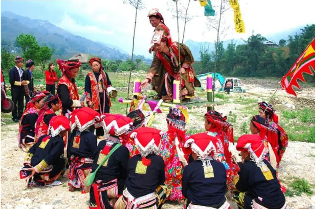 Lễ hội qu&eacute;t l&agrave;ng Sapa &ndash; N&eacute;t văn h&oacute;a ri&ecirc;ng biệt của đồng b&agrave;o X&aacute; Ph&oacute; ở L&agrave;o Cai 8