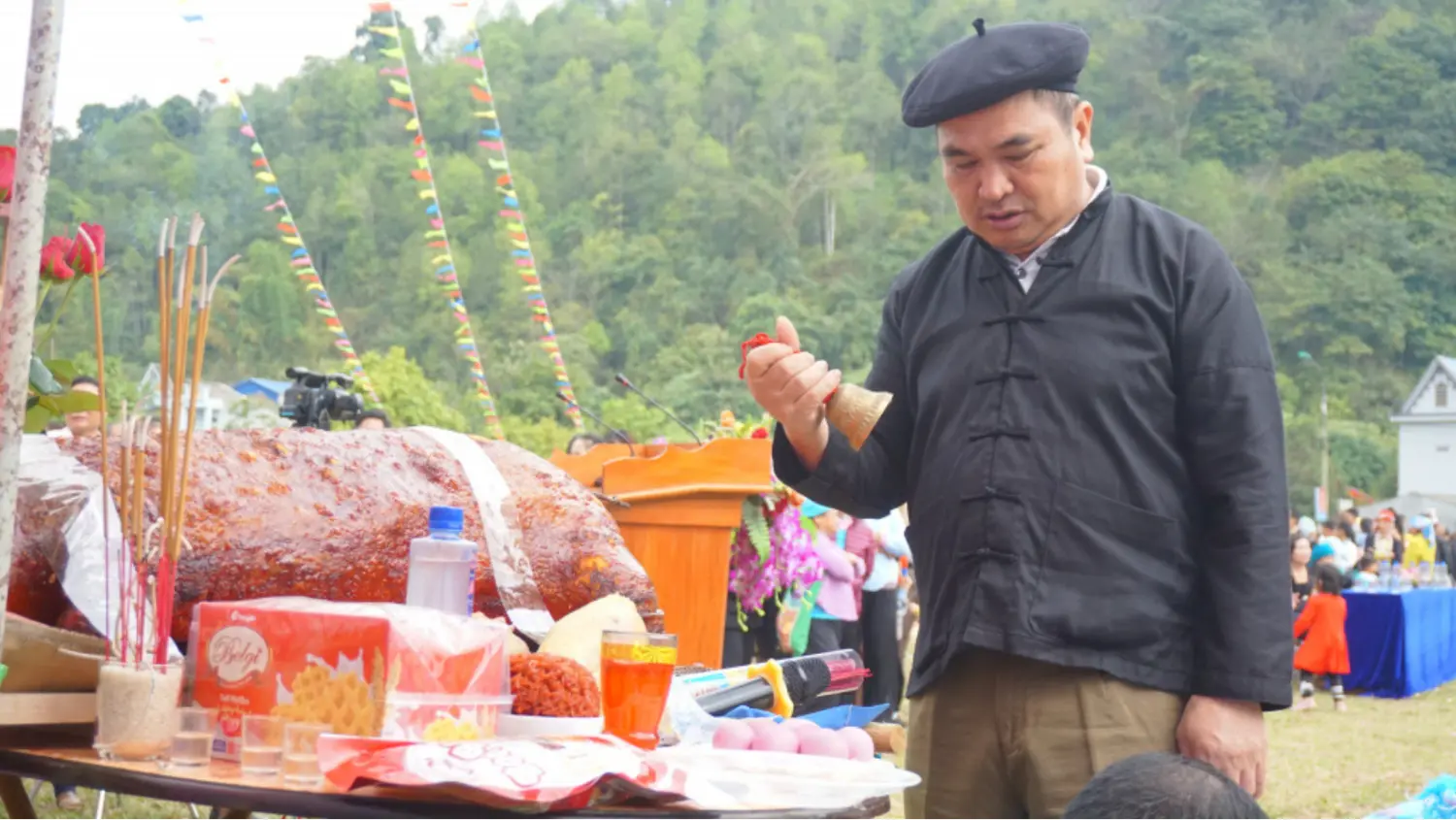 Lễ hội xuống đồng Sapa - Tưng bừng lễ hội truyền thống n&uacute;i rừng T&acirc;y Bắc 3