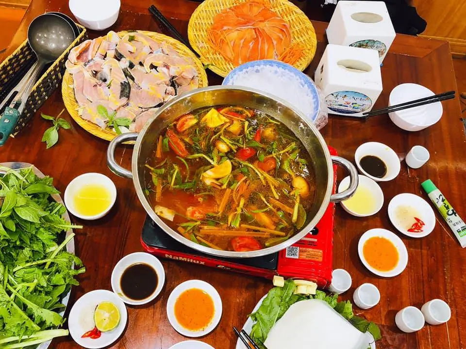 Danh s&aacute;ch qu&aacute;n ngon, kinh nghiệm ăn đặc sản c&aacute; tầm v&agrave; c&aacute; hồi Sapa 8