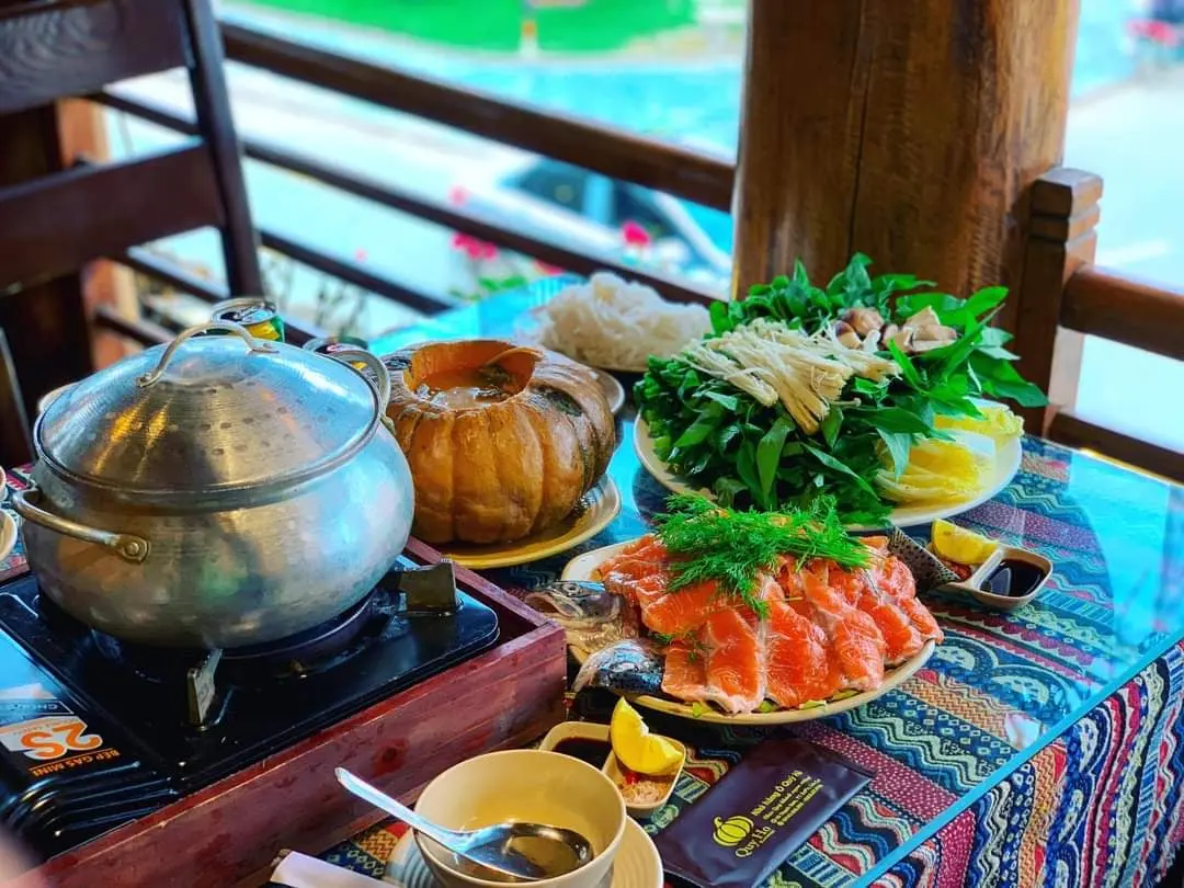 Danh s&aacute;ch qu&aacute;n ngon, kinh nghiệm ăn đặc sản c&aacute; tầm v&agrave; c&aacute; hồi Sapa 7