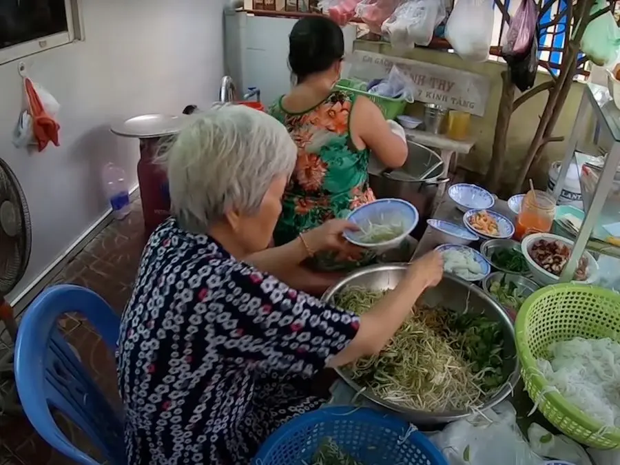 Gh&eacute; B&uacute;n nước l&egrave;o C&acirc;y nh&atilde;n trải nghiệm m&oacute;n ngon đặc sản S&oacute;c Trăng 5