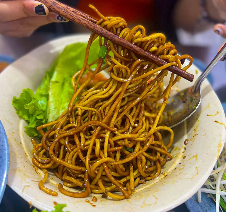 Thưởng thức m&igrave; sụa S&oacute;c Trăng, m&oacute;n ăn Trung Hoa thơm ngon kh&oacute; cưỡng 2