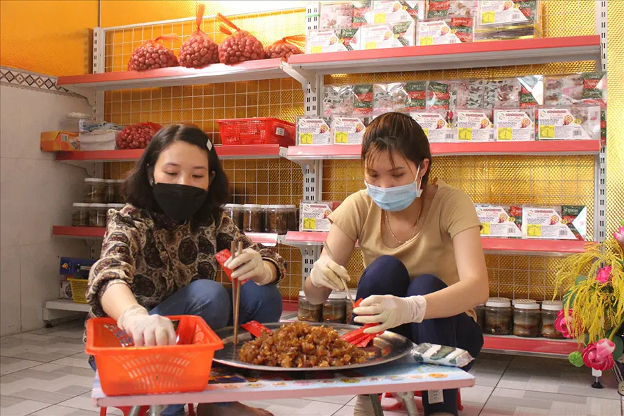 Thưởng thức Mứt củ h&agrave;nh t&iacute;m S&oacute;c Trăng với hương vị v&ocirc; c&ugrave;ng mới lạ 3