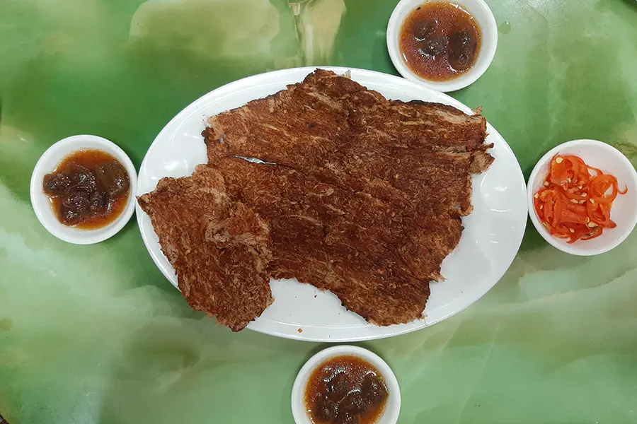 Thưởng thức thịt tr&acirc;u kho tương S&oacute;c Trăng nức tiếng gần xa 6