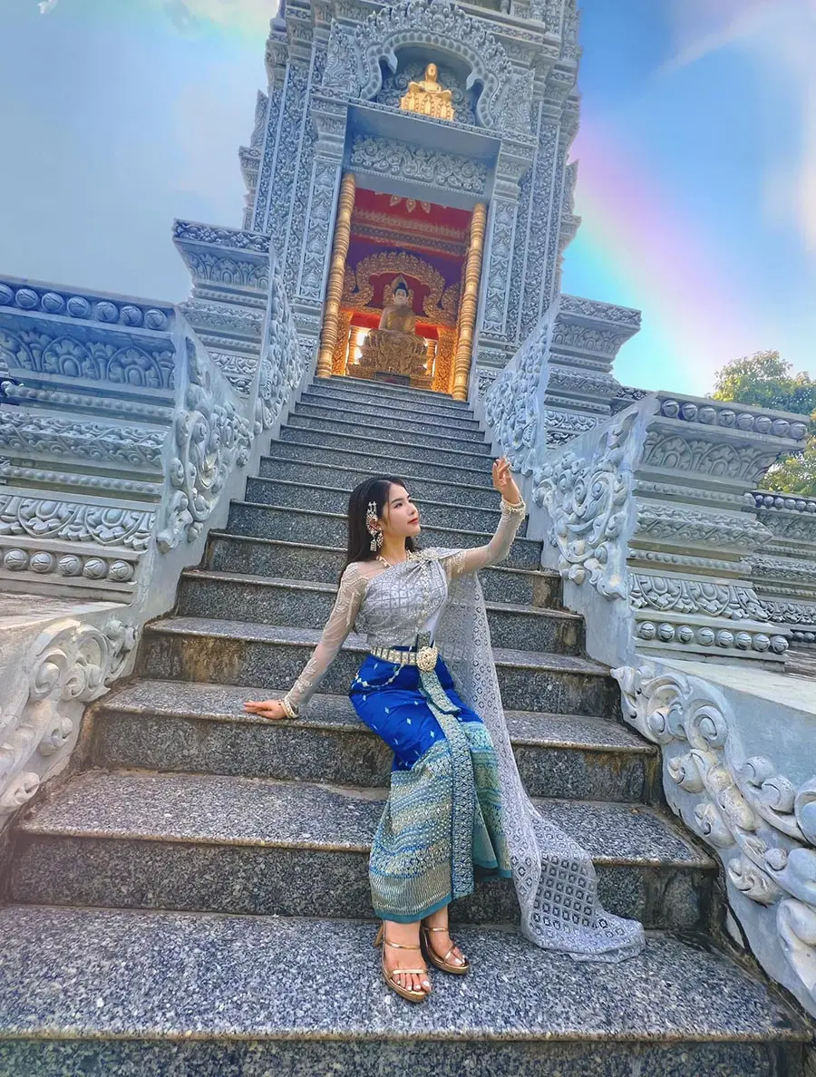 H&agrave;nh tr&igrave;nh review Ch&ugrave;a B&ocirc;tum Vong Sa Som Rong c&ugrave;ng c&ocirc; n&agrave;ng xinh đẹp 5