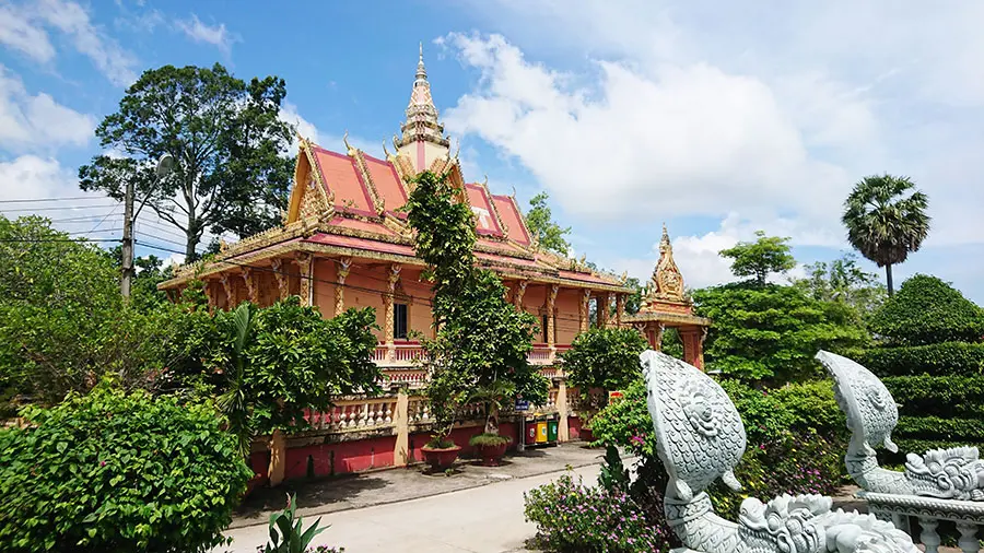 H&agrave;nh tr&igrave;nh review Ch&ugrave;a B&ocirc;tum Vong Sa Som Rong c&ugrave;ng c&ocirc; n&agrave;ng xinh đẹp 3