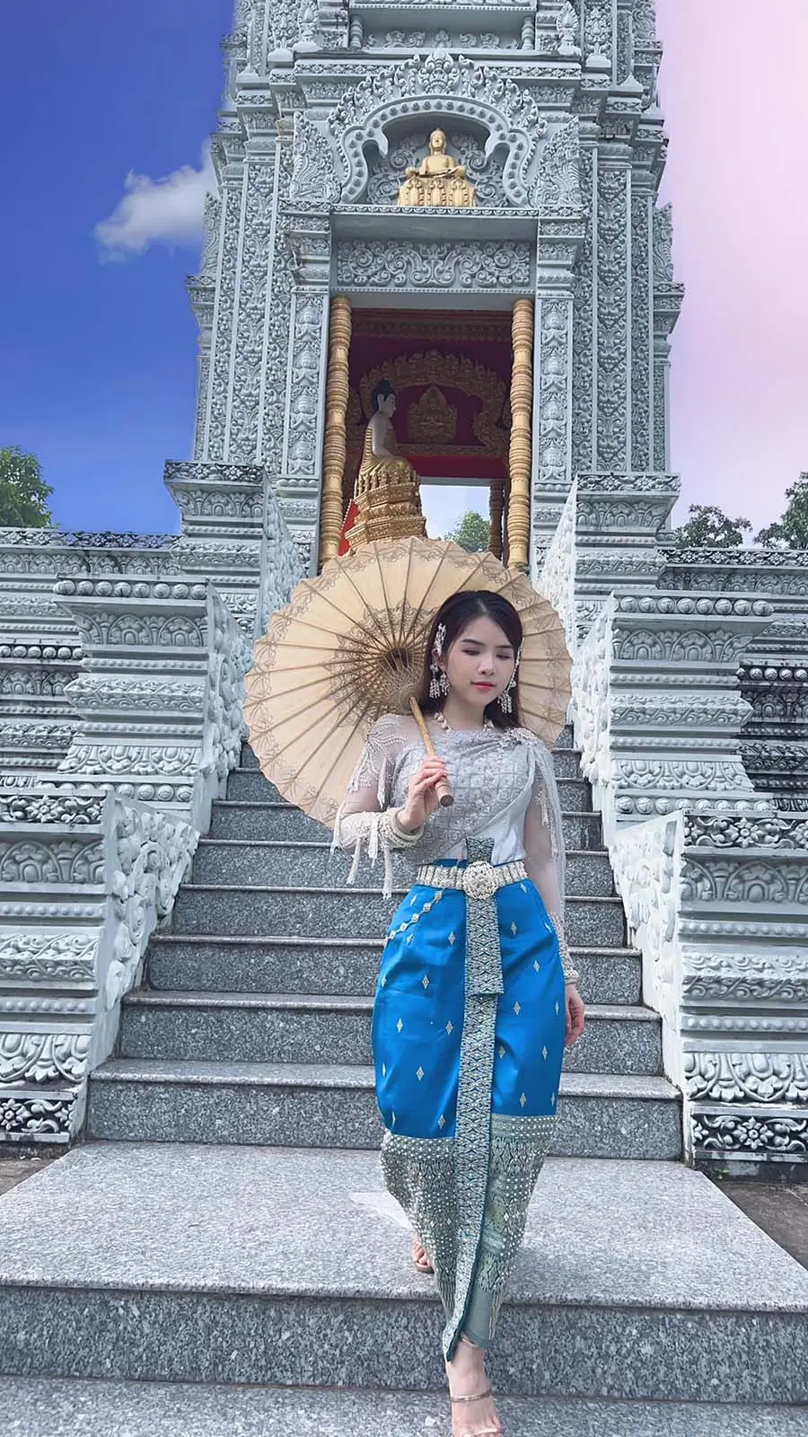 H&agrave;nh tr&igrave;nh review Ch&ugrave;a B&ocirc;tum Vong Sa Som Rong c&ugrave;ng c&ocirc; n&agrave;ng xinh đẹp 6
