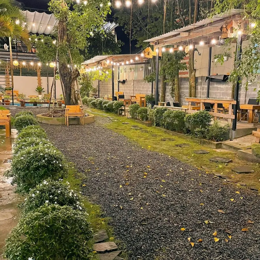 Đến Tiệm c&agrave; ph&ecirc; T&aacute;o đỏ, bạn như bước v&agrave;o một thế giới kh&aacute;c 6