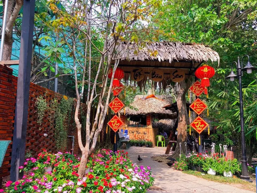 Gh&eacute; B&agrave;u Sen Qu&aacute;n thưởng thức đặc sản trong kh&ocirc;ng gian s&acirc;n vườn m&aacute;t mẻ 3