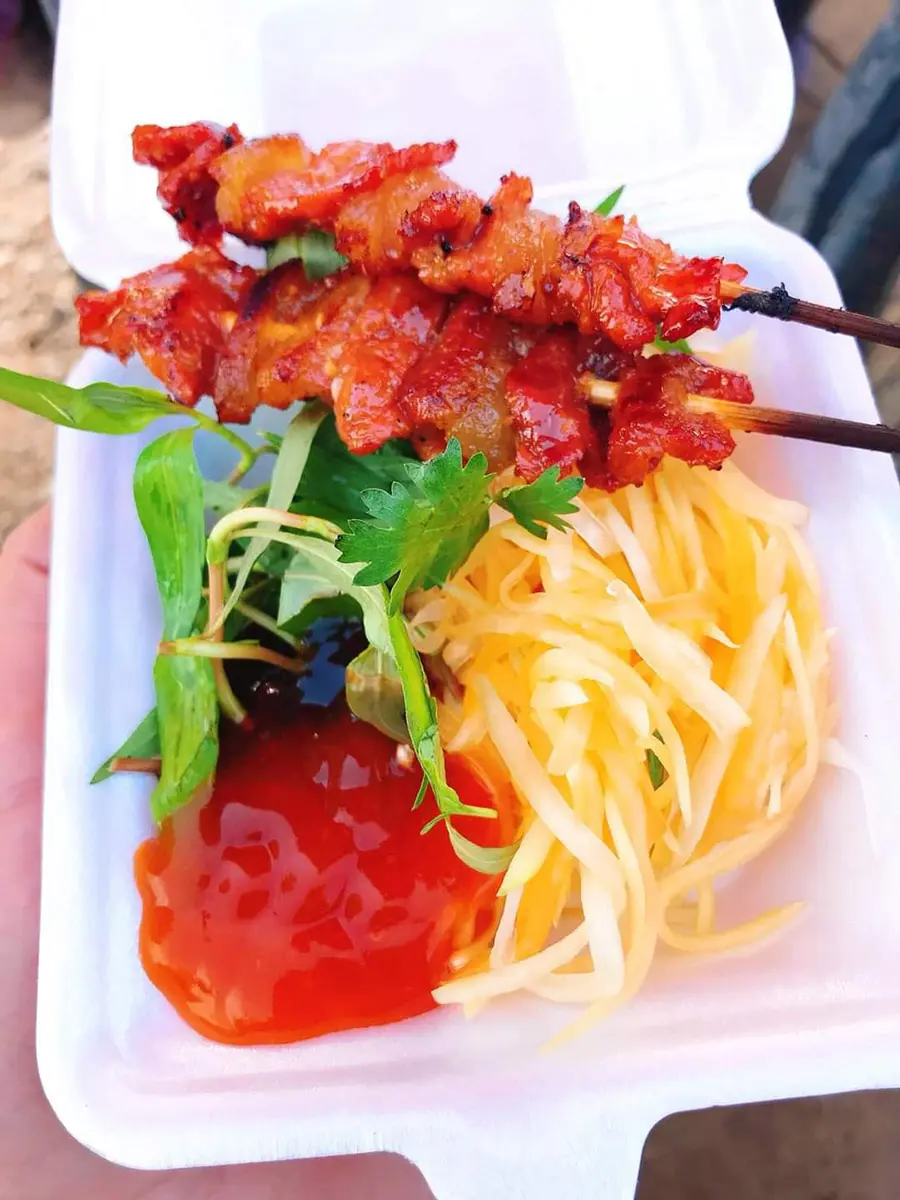 Gh&eacute; qu&aacute;n xi&ecirc;n que nướng d&igrave; Thu thưởng thức xi&ecirc;n que ngon bổ rẻ 6